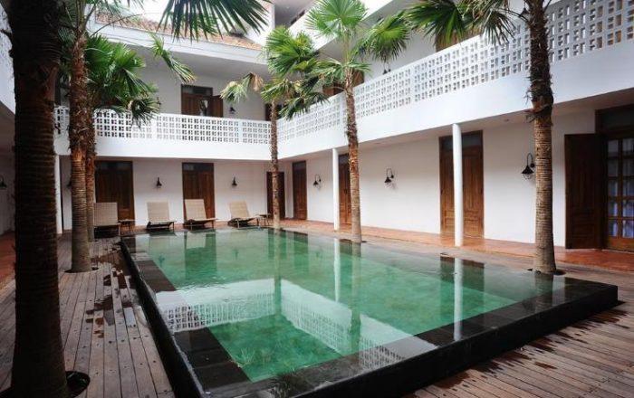 kolam renang hotel adhisthana