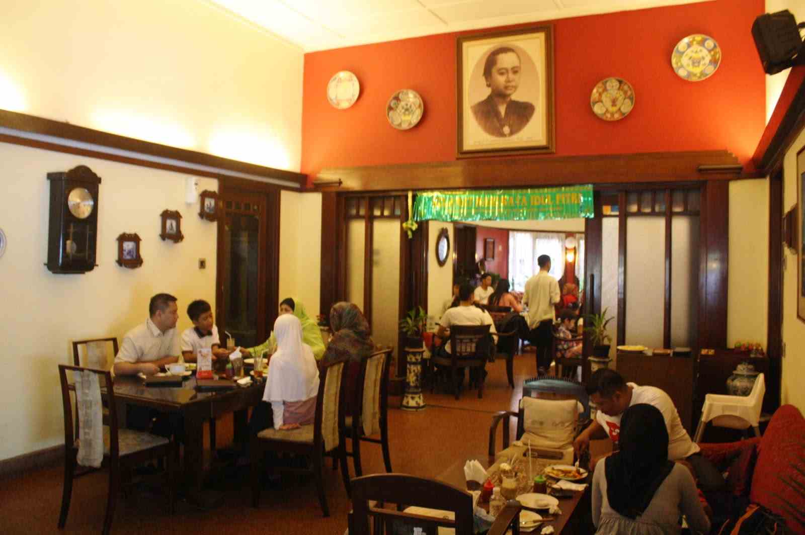Roemah Nenek resto Cafe Roemah Nenek resto Cafe